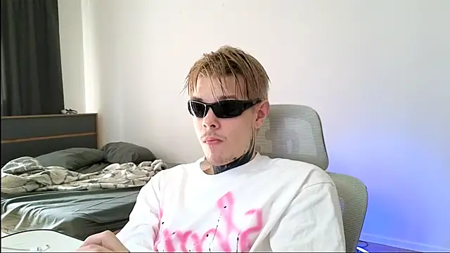 Snapshot of DENIS_HERE chatting on 05/18/26, 02:11 DENIS HERE online show from 05/18/26, 02:11