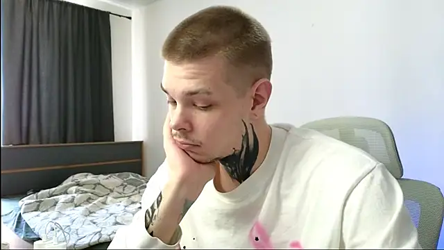 Snapshot of DENIS_HERE chatting on 05/21/26, 10:45 DENIS HERE online show from 05/21/26, 10:45