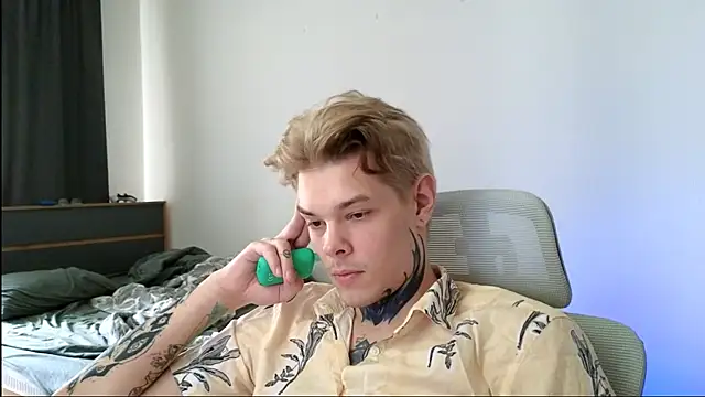 Snapshot of DENIS_HERE chatting on 05/14/26, 12:02 DENIS HERE online show from 05/14/26, 12:02