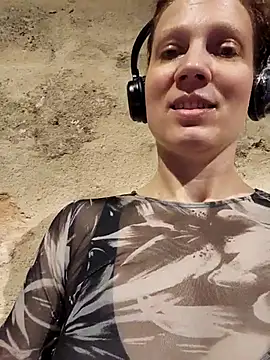 Snapshot of Exhibitionsplit chatting on 11/07/25, 02:21 Exhibitionsplit online show from 11/07/25, 02:21