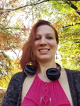 Snapshot of Exhibitionsplit chatting on 11/11/25, 11:27 Exhibitionsplit online show from 11/11/25, 11:27