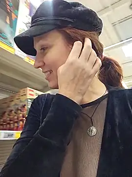 Snapshot of Exhibitionsplit chatting on 11/22/25, 12:37 Exhibitionsplit online show from 11/22/25, 12:37