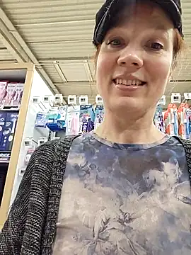 Snapshot of Exhibitionsplit chatting on 11/26/25, 03:56 Exhibitionsplit online show from 11/26/25, 03:56