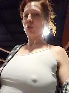 Snapshot of Exhibitionsplit chatting on 12/17/25, 09:42 Exhibitionsplit online show from 12/17/25, 09:42