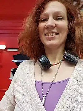 Snapshot of Exhibitionsplit chatting on 11/20/25, 11:44 Exhibitionsplit online show from 11/20/25, 11:44