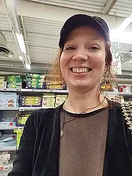 Snapshot of Exhibitionsplit chatting on 11/21/25, 12:04 Exhibitionsplit online show from 11/21/25, 12:04