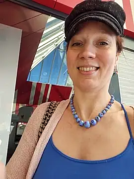 Snapshot of Exhibitionsplit chatting on 11/27/25, 01:22 Exhibitionsplit online show from 11/27/25, 01:22