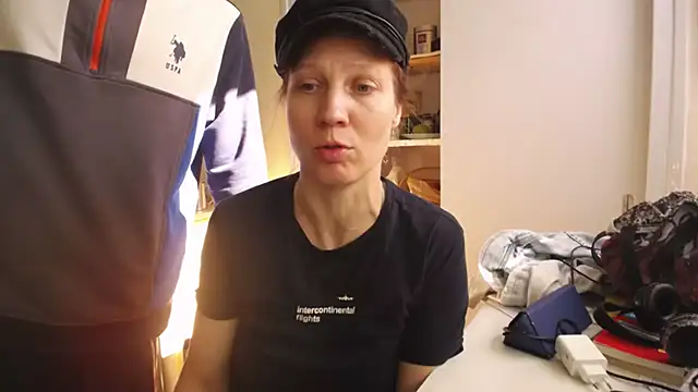 Snapshot of Exhibitionsplit chatting on 10/24/25, 11:42 Exhibitionsplit online show from 10/24/25, 11:42