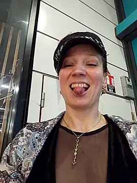 Snapshot of Exhibitionsplit chatting on 12/18/25, 12:53 Exhibitionsplit online show from 12/18/25, 12:53