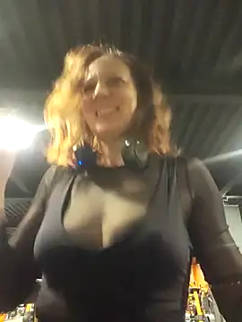 Snapshot of Exhibitionsplit chatting on 10/29/25, 09:25 Exhibitionsplit online show from 10/29/25, 09:25