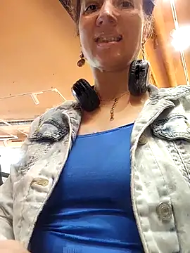 Snapshot of Exhibitionsplit chatting on 10/23/25, 11:31 Exhibitionsplit online show from 10/23/25, 11:31