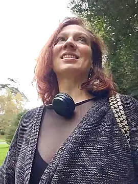 Snapshot of Exhibitionsplit chatting on 10/31/25, 10:34 Exhibitionsplit online show from 10/31/25, 10:34