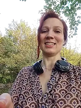 Snapshot of Exhibitionsplit chatting on 11/10/25, 02:11 Exhibitionsplit online show from 11/10/25, 02:11