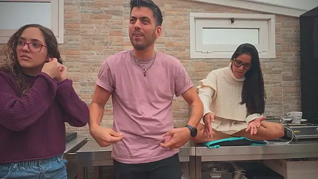 Snapshot of barfantasy chatting on 10/21/25, 08:36 barfantasy online show from 10/21/25, 08:36