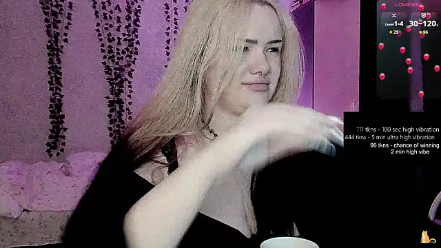 Snapshot of strawberry_elfcat chatting on 06/11/26, 02:11 strawberry elfcat online show from 06/11/26, 02:11