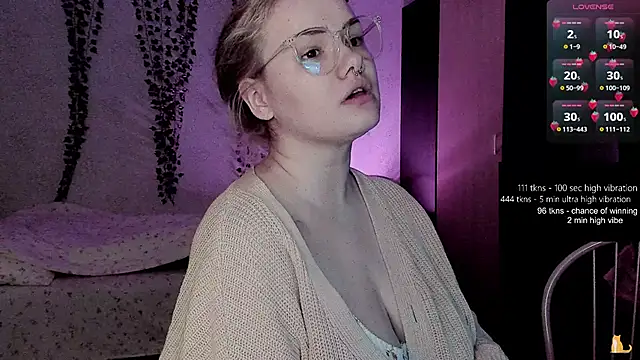 strawberry elfcat online show from 05/11/26, 02:24