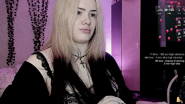 Snapshot of strawberry_elfcat chatting on 06/11/26, 02:53 strawberry elfcat online show from 06/11/26, 02:53