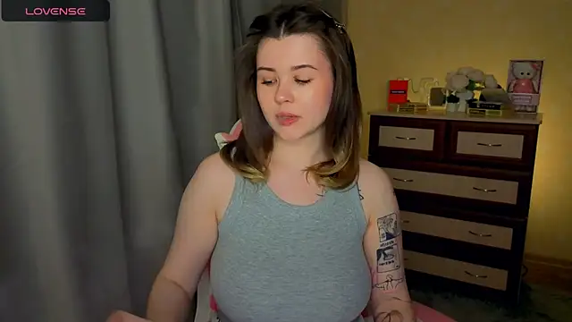 Snapshot of cutie_mili chatting on 04/18/26, 12:07 cutie mili online show from 04/18/26, 12:07