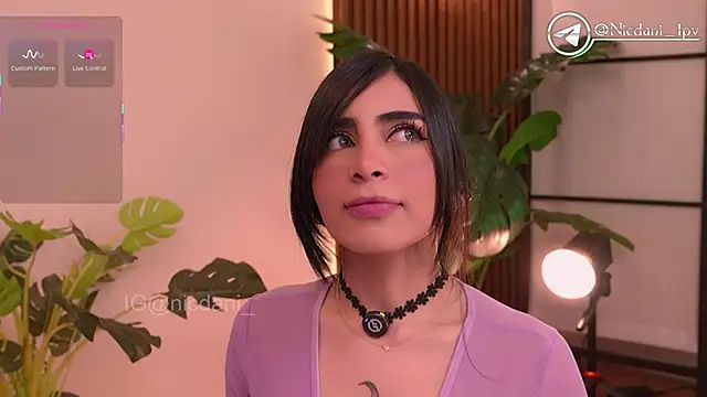 Snapshot of nicdani_1 chatting on 10/19/25, 12:46 nicdani 1 online show from 10/19/25, 12:46