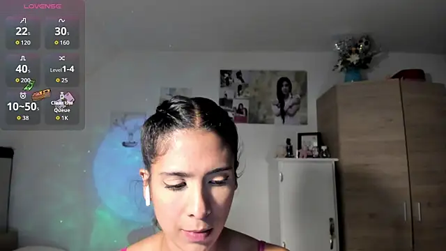 Snapshot of VeronikaOlsen chatting on 10/14/25, 01:06 VeronikaOlsen online show from 10/14/25, 01:06