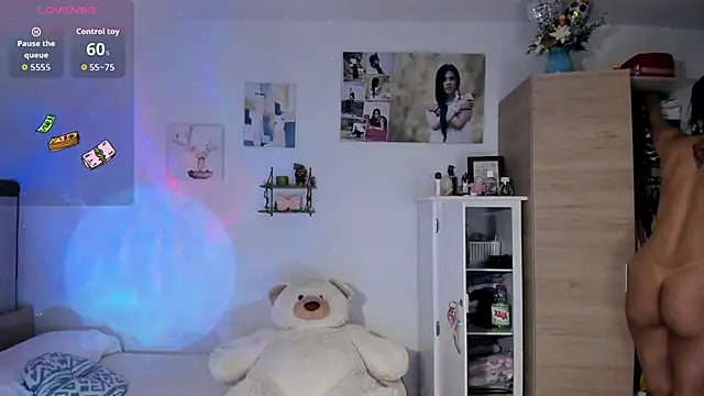 Snapshot of VeronikaOlsen chatting on 10/17/25, 12:18 VeronikaOlsen online show from 10/17/25, 12:18