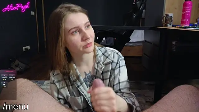 Snapshot of alicepugh chatting on 01/26/25, 05:23 alicepugh online show from 01/26/25, 05:23