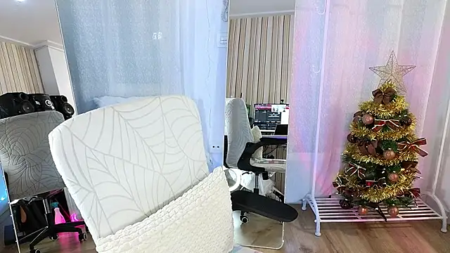 Tawny cox online show from 12/04/25, 09:19