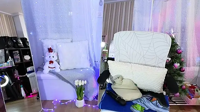 Tawny cox online show from 12/19/25, 10:39