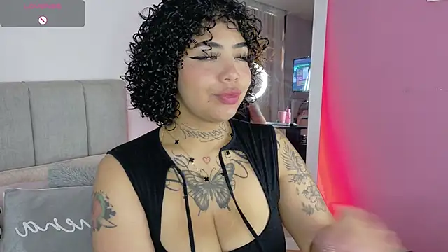 foxxy-lov3 online show from 11/18/25, 12:52