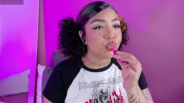 foxxy-lov3 online show from 05/19/26, 04:03