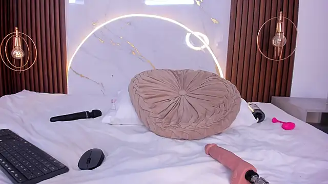 danisaenz  online show from 02/18/25, 11:41
