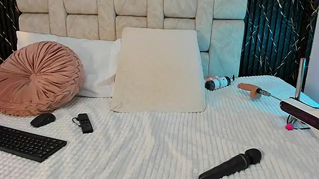 danisaenz  online show from 12/04/25, 07:24