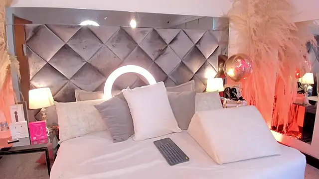 sofhiaa adaams online show from 10/12/25, 04:41