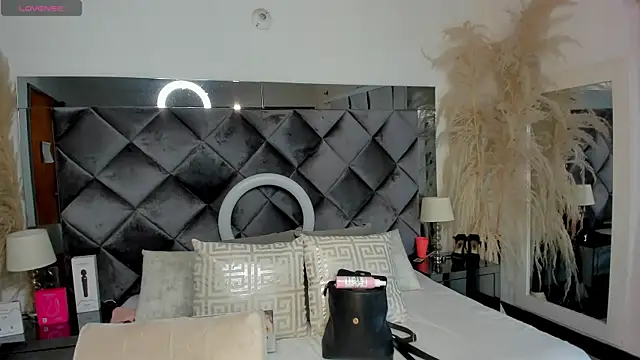 sofhiaa adaams online show from 10/27/25, 10:44