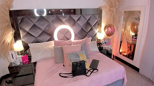 sofhiaa adaams online show from 10/06/25, 11:16