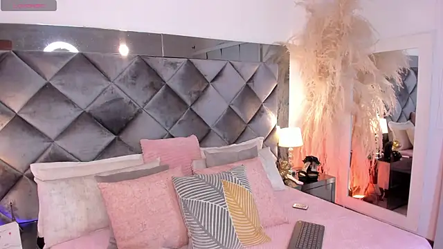 sofhiaa adaams online show from 09/25/25, 11:11