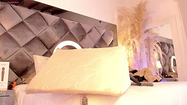 sofhiaa adaams online show from 10/30/25, 11:12