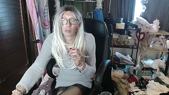 Snapshot of Ombeline1 chatting on 09/16/25, 05:03 Ombeline1 online show from 09/16/25, 05:03