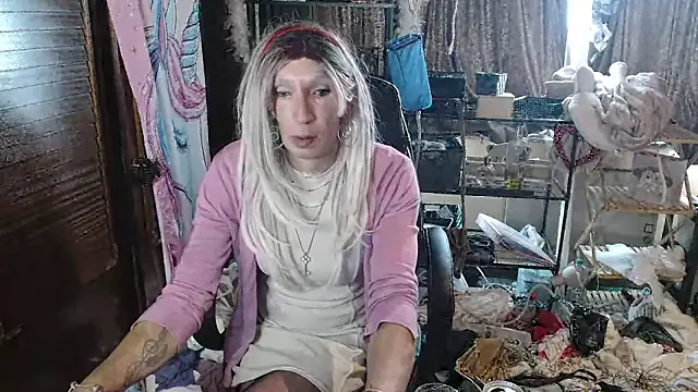 Snapshot of Ombeline1 chatting on 09/23/25, 11:06 Ombeline1 online show from 09/23/25, 11:06