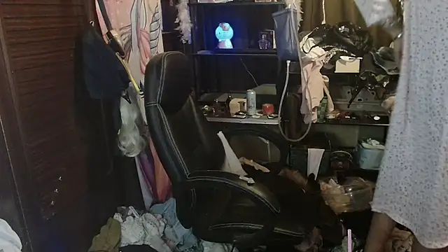 Snapshot of Ombeline1 chatting on 12/16/25, 06:56 Ombeline1 online show from 12/16/25, 06:56