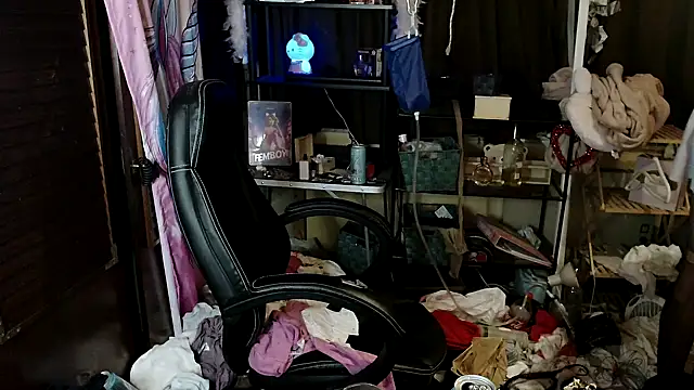 Snapshot of Ombeline1 chatting on 09/24/25, 01:02 Ombeline1 online show from 09/24/25, 01:02