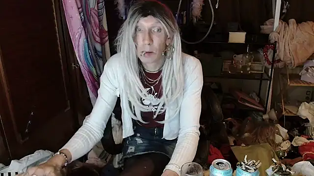 Snapshot of Ombeline1 chatting on 10/22/25, 04:34 Ombeline1 online show from 10/22/25, 04:34