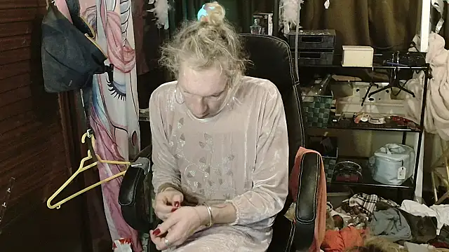 Snapshot of Ombeline1 chatting on 11/20/25, 05:52 Ombeline1 online show from 11/20/25, 05:52