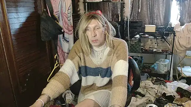 Snapshot of Ombeline1 chatting on 11/22/25, 02:16 Ombeline1 online show from 11/22/25, 02:16