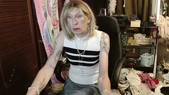 Snapshot of Ombeline1 chatting on 10/29/25, 07:13 Ombeline1 online show from 10/29/25, 07:13