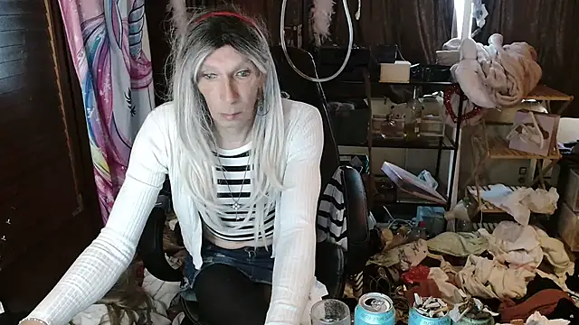 Snapshot of Ombeline1 chatting on 10/12/25, 08:26 Ombeline1 online show from 10/12/25, 08:26