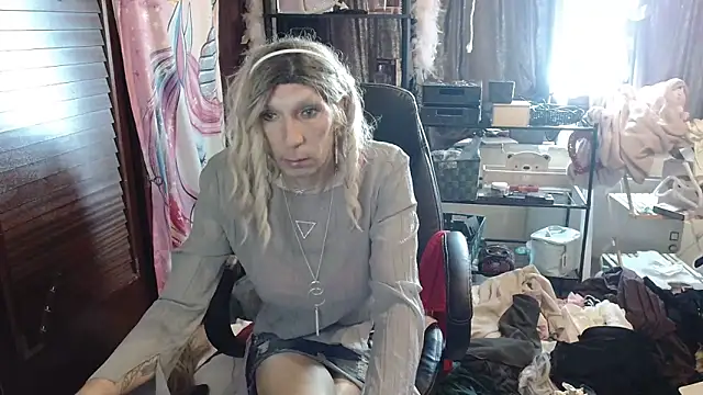 Snapshot of Ombeline1 chatting on 11/02/25, 11:37 Ombeline1 online show from 11/02/25, 11:37