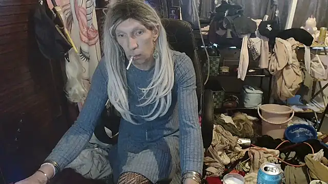 Snapshot of Ombeline1 chatting on 12/15/25, 11:27 Ombeline1 online show from 12/15/25, 11:27