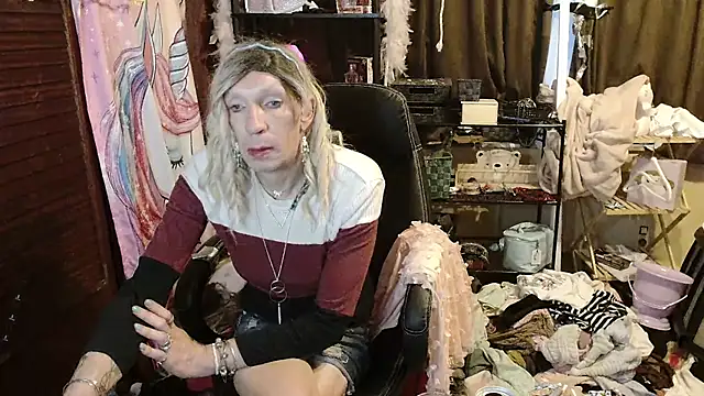 Snapshot of Ombeline1 chatting on 11/05/25, 06:27 Ombeline1 online show from 11/05/25, 06:27