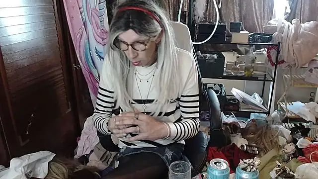 Snapshot of Ombeline1 chatting on 10/21/25, 02:05 Ombeline1 online show from 10/21/25, 02:05